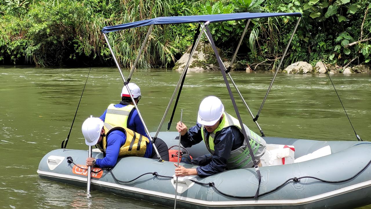 Equipo de medición acuático durante una operación de monitoreo en un embalse.